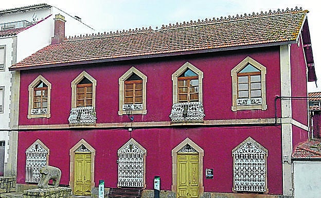 Imagen principal - Arriba, Casa de los Condes donde se encuentra el Centro de Recepción de Visitantes del Territorio Vetón; Dolmen megalítico y milenario de la Navalito y torre del Museo Arqueológico.