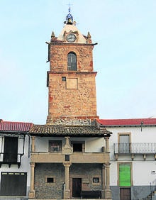 Imagen secundaria 2 - Arriba, Casa de los Condes donde se encuentra el Centro de Recepción de Visitantes del Territorio Vetón; Dolmen megalítico y milenario de la Navalito y torre del Museo Arqueológico.