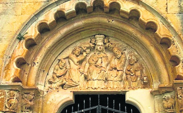 Frontón de una puerta de la iglesia de Gredilla de Sedano.