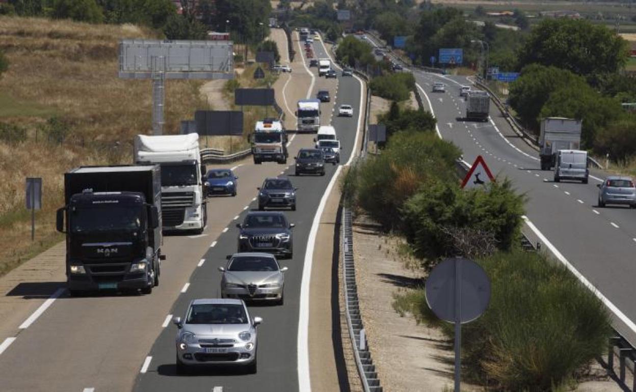 Tráfico denso este viernes al mediodía en la A-62, a su paso por Geria, que soportó intensidades de casi 2.500 vehículos a la hora.