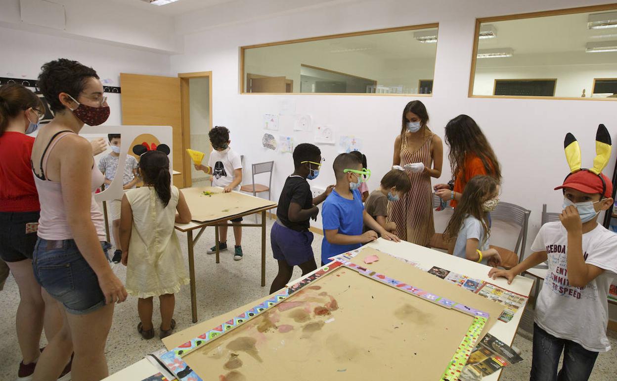 Taller con jóvenes migrantes en Red Íncola, durante este verano. 