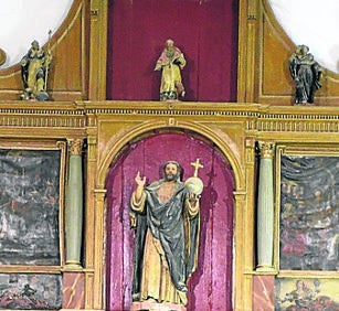 Imagen secundaria 1 - Arriba, fuente mandada construir por los Cabeza de Vaca; Talla del Salvador, cuya autoría se relaciona con Bolduque o Mateo Enríquez y retablo de la Virgen