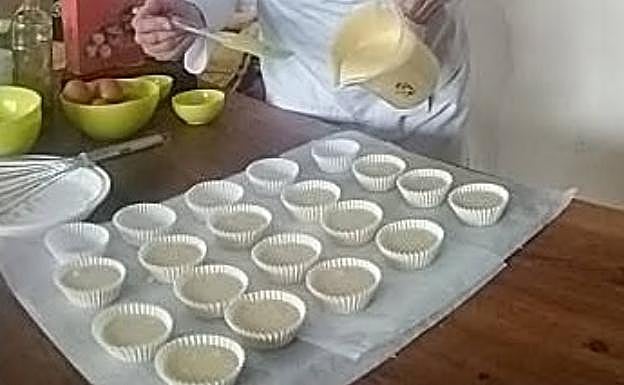 Imagen principal - Inconfundibles magdalenas de oliva virgen