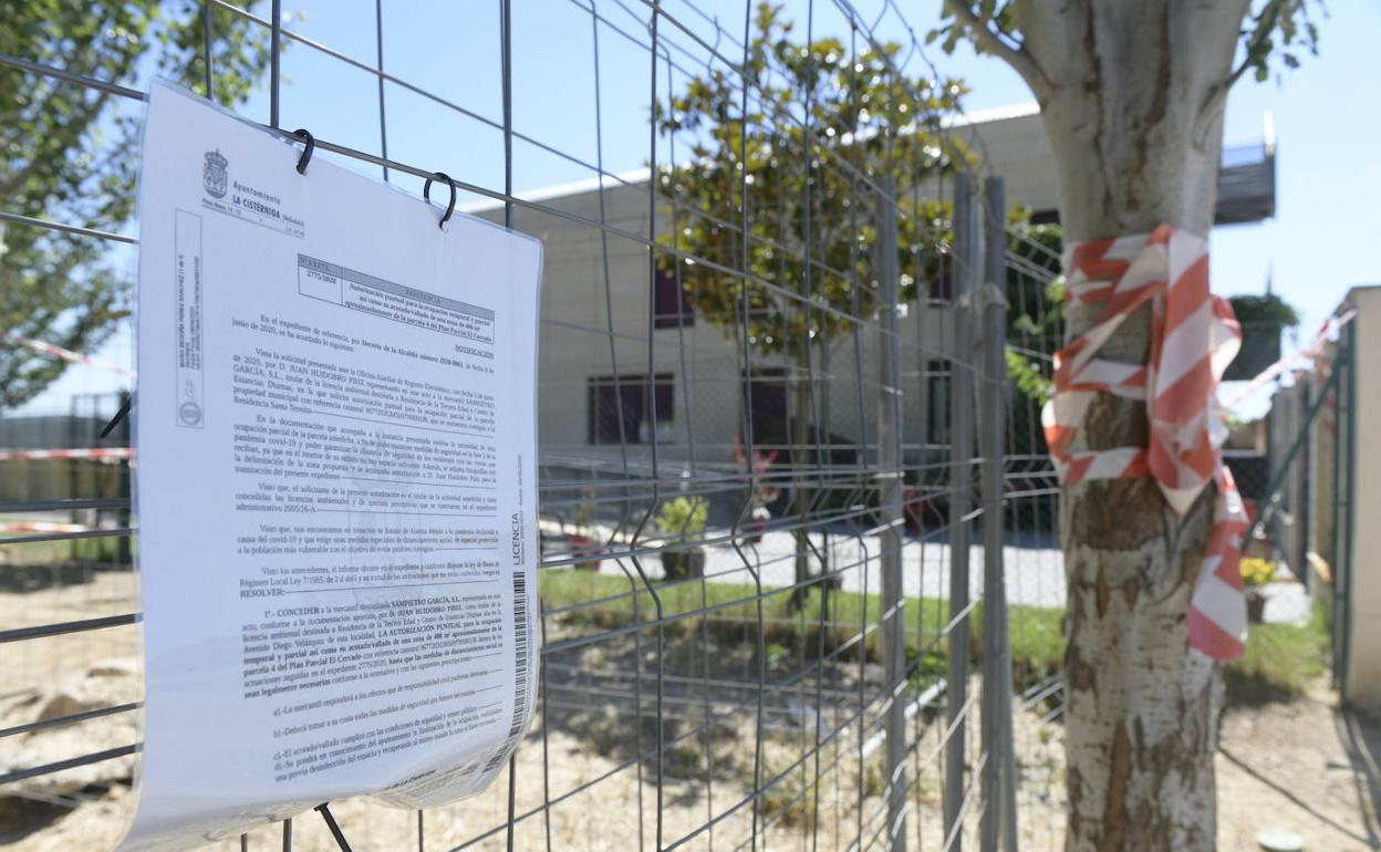 El acceso a la residencia de mayores Santa Teresita, en La Cistérniga, precintado. 