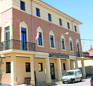 Imagen secundaria 1 - Casa consistorial de la localidad y parroquia de Nuestra Señora del Carmen en Veguellina de Órbigo 