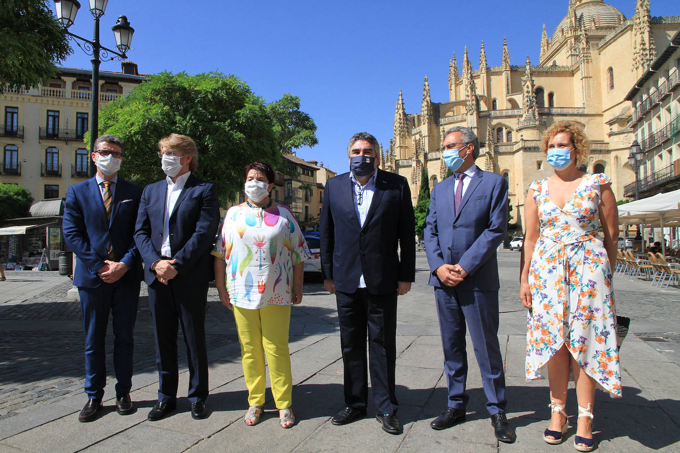 El ministro de Cultura (2º izq.) habla con el restaurador Cándido López a los pies del Acueducto de Segovia este viernes. 