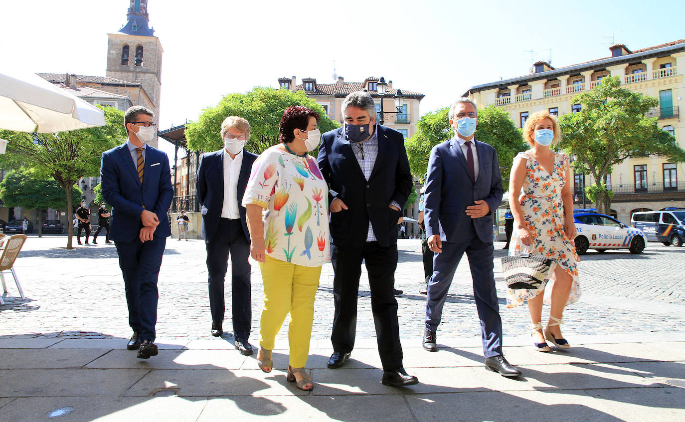 El ministro de Cultura (2º izq.) habla con el restaurador Cándido López a los pies del Acueducto de Segovia este viernes. 