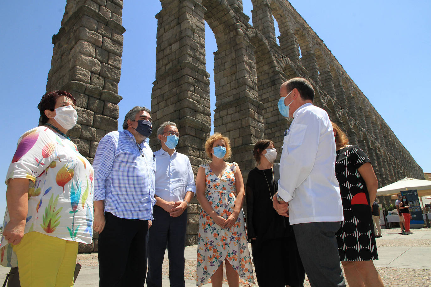 El ministro de Cultura (2º izq.) habla con el restaurador Cándido López a los pies del Acueducto de Segovia este viernes. 