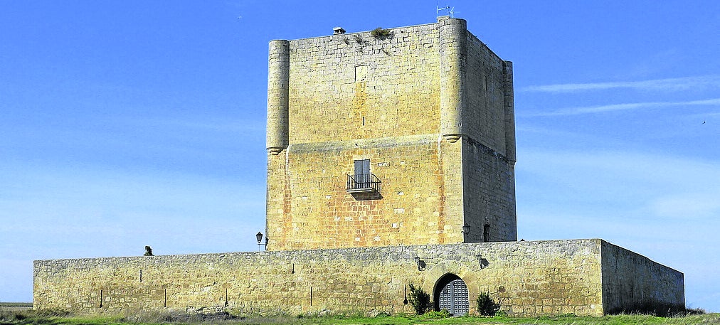 Torre castillo de Las Cabañas, perteneciente a la familia de los Castañeda, cuyos escudos luce. Está rodeada de una muralla cuadrada, sin cubos 