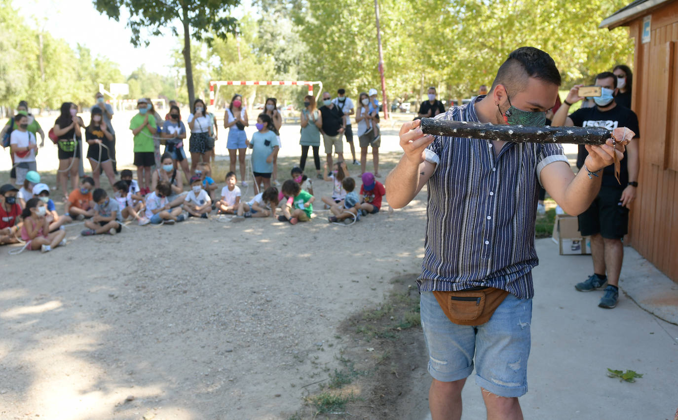 Ochenta niños participan en un campamento «seguro» organizado por la asociación Allende Mundi, con epicentro en el colegio Gonzalo de Berceo, que bucea en una historia del siglo XVIII