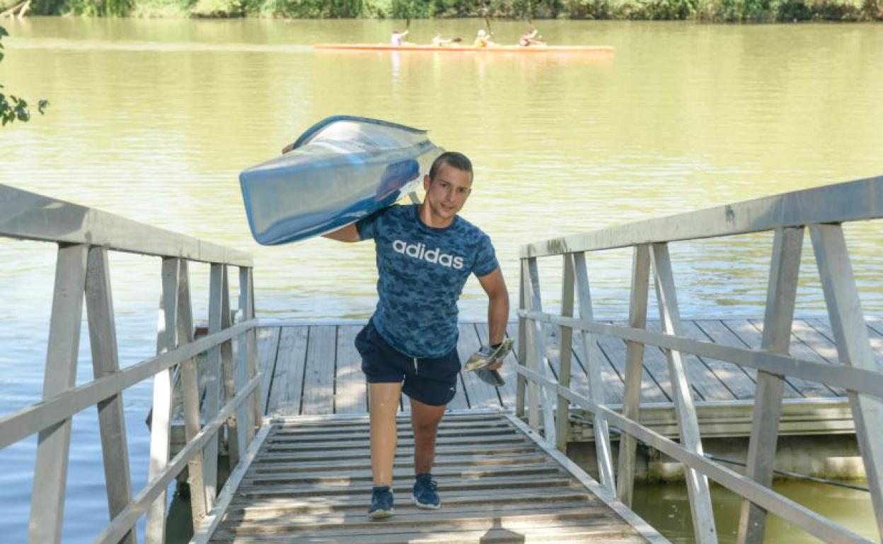 Enrique Navas, 'Tite', saca su piragüa del río en el embarcadero situado junto al lugar en el que ayer rescató a un hombre del agua.