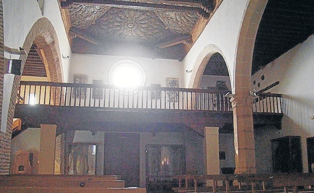 Imagen principal - Arriba, interior de la iglesia de Santa María con el artesonado del coro; una de las portadas de la iglesia de Santa María y fuente pilón y lavadero en la localidad. 