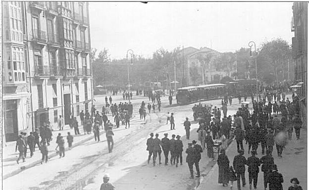 Imagen principal - La calle Santiago a principios de siglo y, abajo a la derecha, durante las obras de peatonalización del tramo entre Claudio Moyano y Zorrilla, en 1997. 