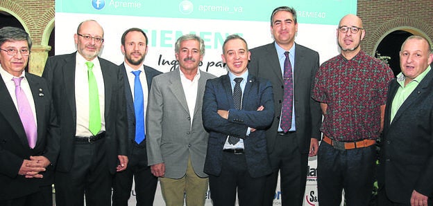 Junto a estas líneas, miembros de la Junta Directiva de APREMIE. 