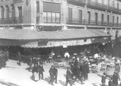 Imagen secundaria 1 - El café Royalty, con su gran terraza en la esquina de Santiago con Claudio Moyano, fue uno de los grandes establecimientos hosteleros de Valladolid. En 1922 ya estaba abierto. Cerró en 1947. 