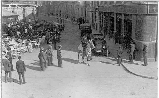 Imagen principal - El café Royalty, con su gran terraza en la esquina de Santiago con Claudio Moyano, fue uno de los grandes establecimientos hosteleros de Valladolid. En 1922 ya estaba abierto. Cerró en 1947. 