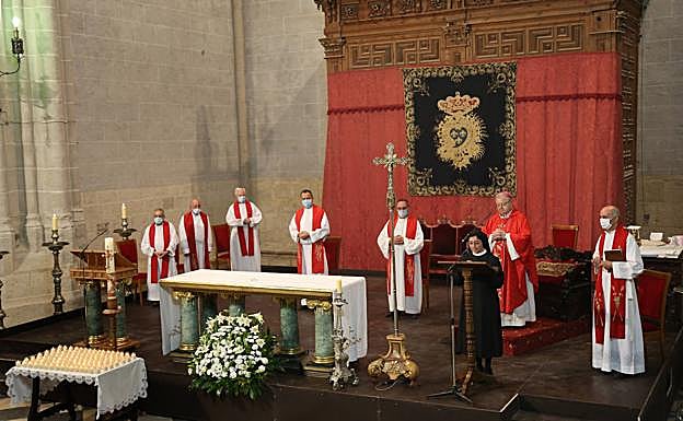 Una monja realiza una de las lecturas.