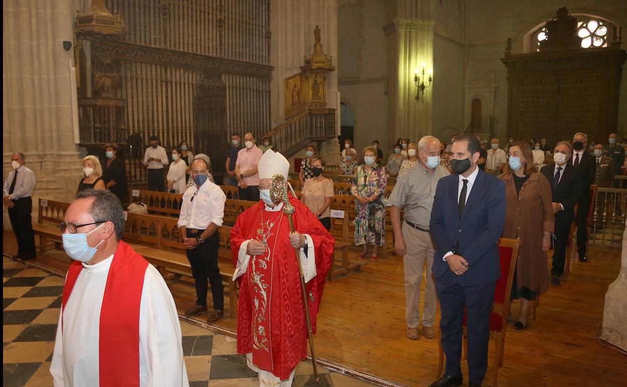 El obispo se dispone a oficiar la misa.