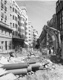 Imagen secundaria 2 - La calle Santiago a principios de siglo y, abajo a la derecha, durante las obras de peatonalización del tramo entre Claudio Moyano y Zorrilla, en 1997. 
