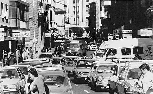 Tráfico por la calle Santiago meses antes de que comenzara la peatonalización. 