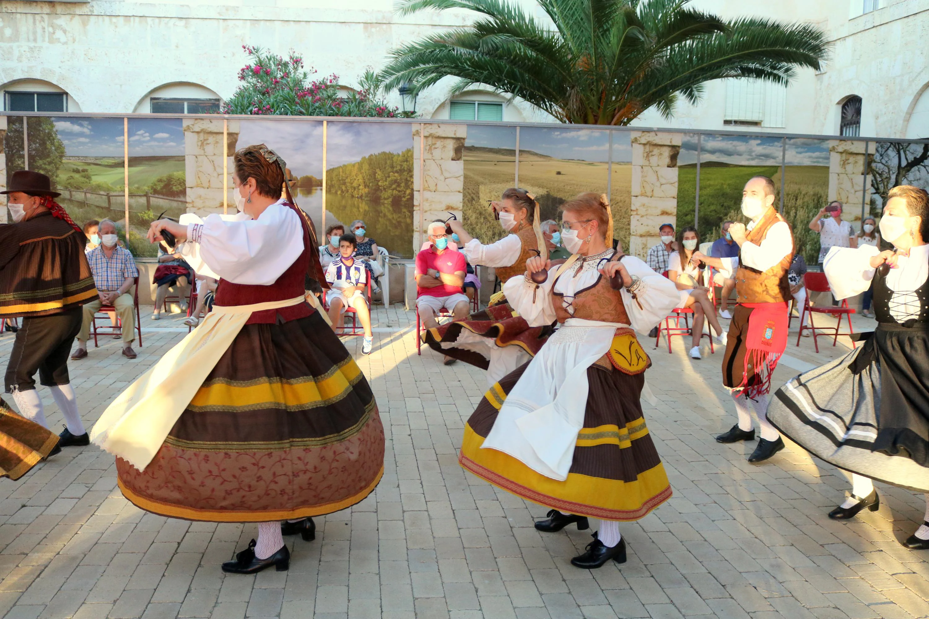 Actuación del Grupo de Danzas del Centro de Día de Mayores de Dueñas