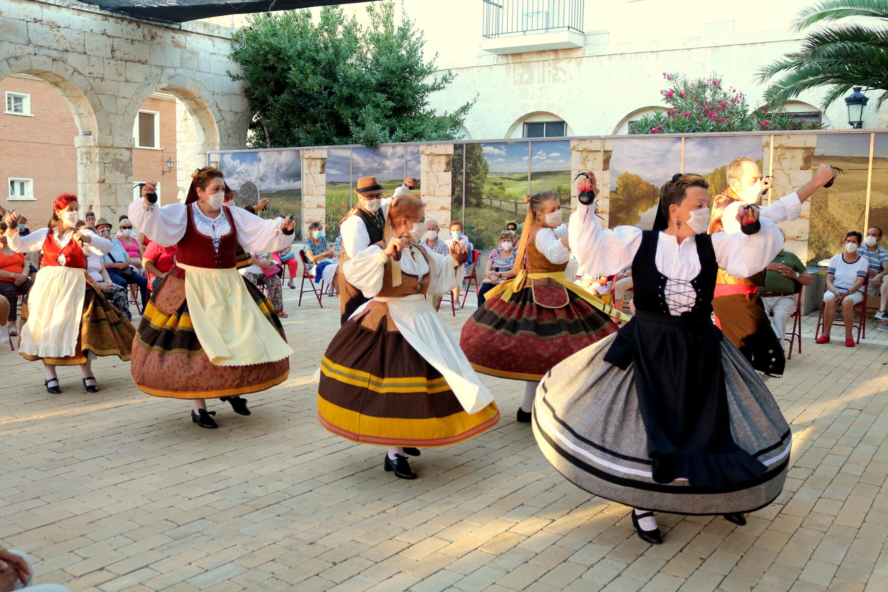 Actuación del Grupo de Danzas del Centro de Día de Mayores de Dueñas