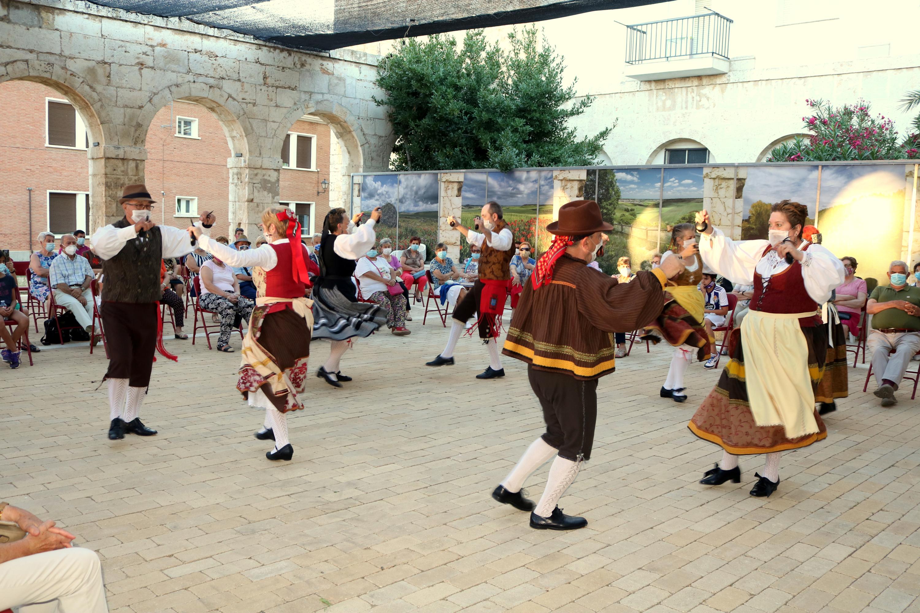 Actuación del Grupo de Danzas del Centro de Día de Mayores de Dueñas