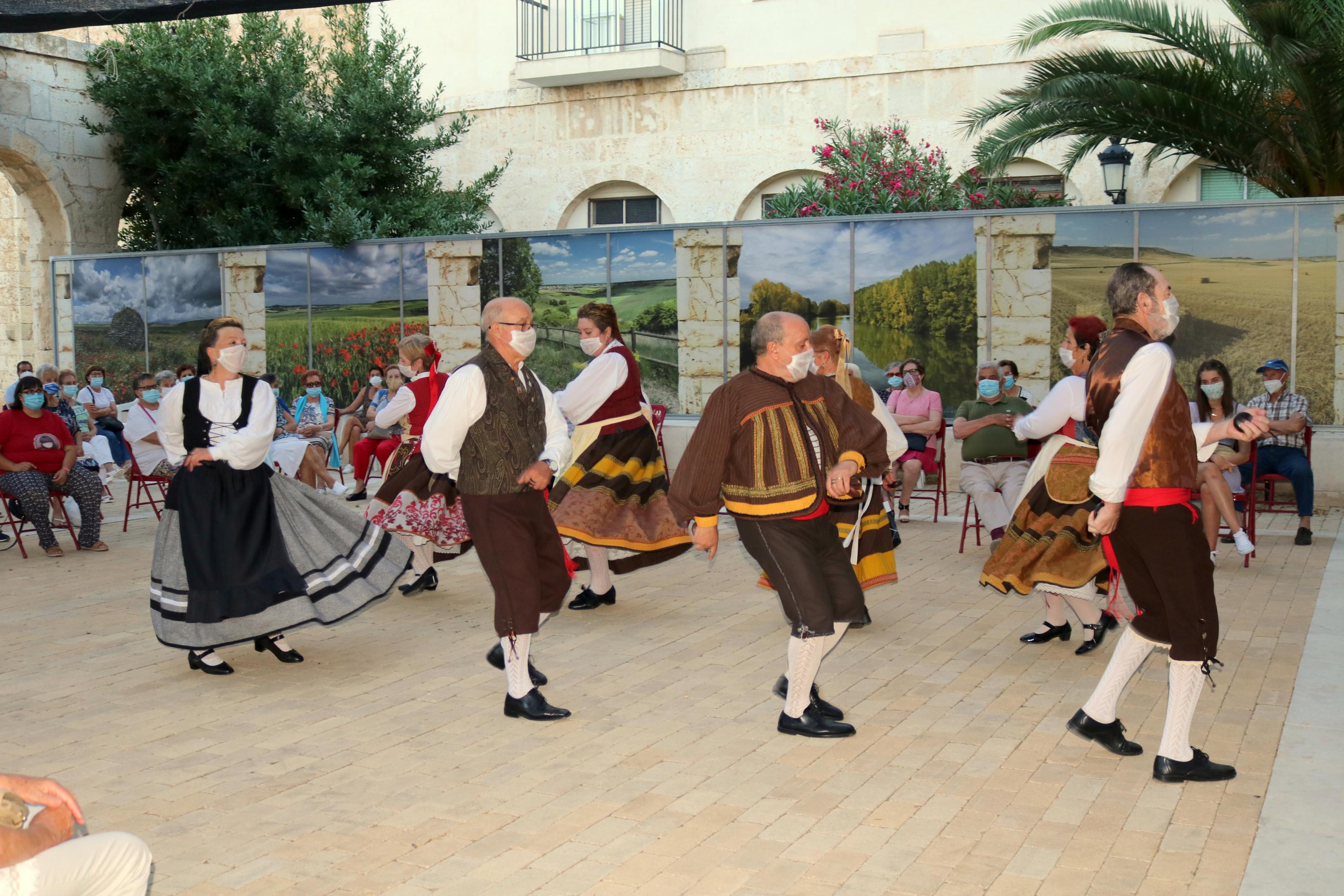 Actuación del Grupo de Danzas del Centro de Día de Mayores de Dueñas