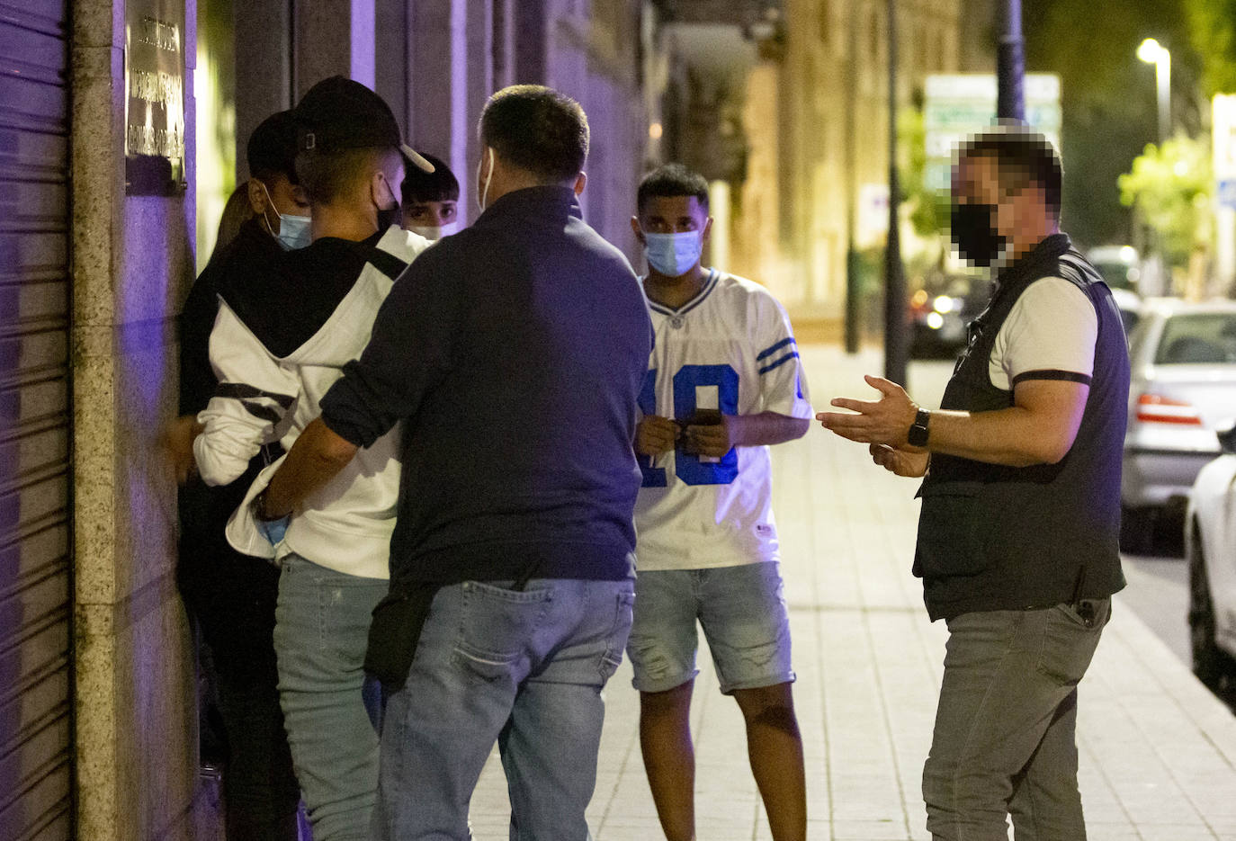 Agentes de paisano registran a varios jóvenes ante la sospecha de que están trapicheando.