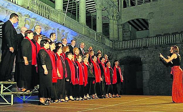 La Coral Cuellarana en el ciclo Así Cantan. 