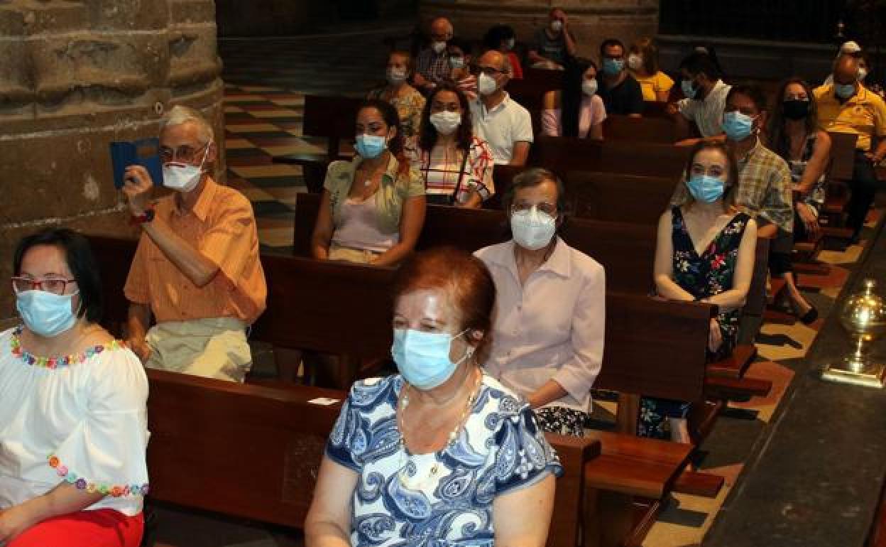 Algunos de los fieles asistentes al funeral de este domingo en la Catedral. 