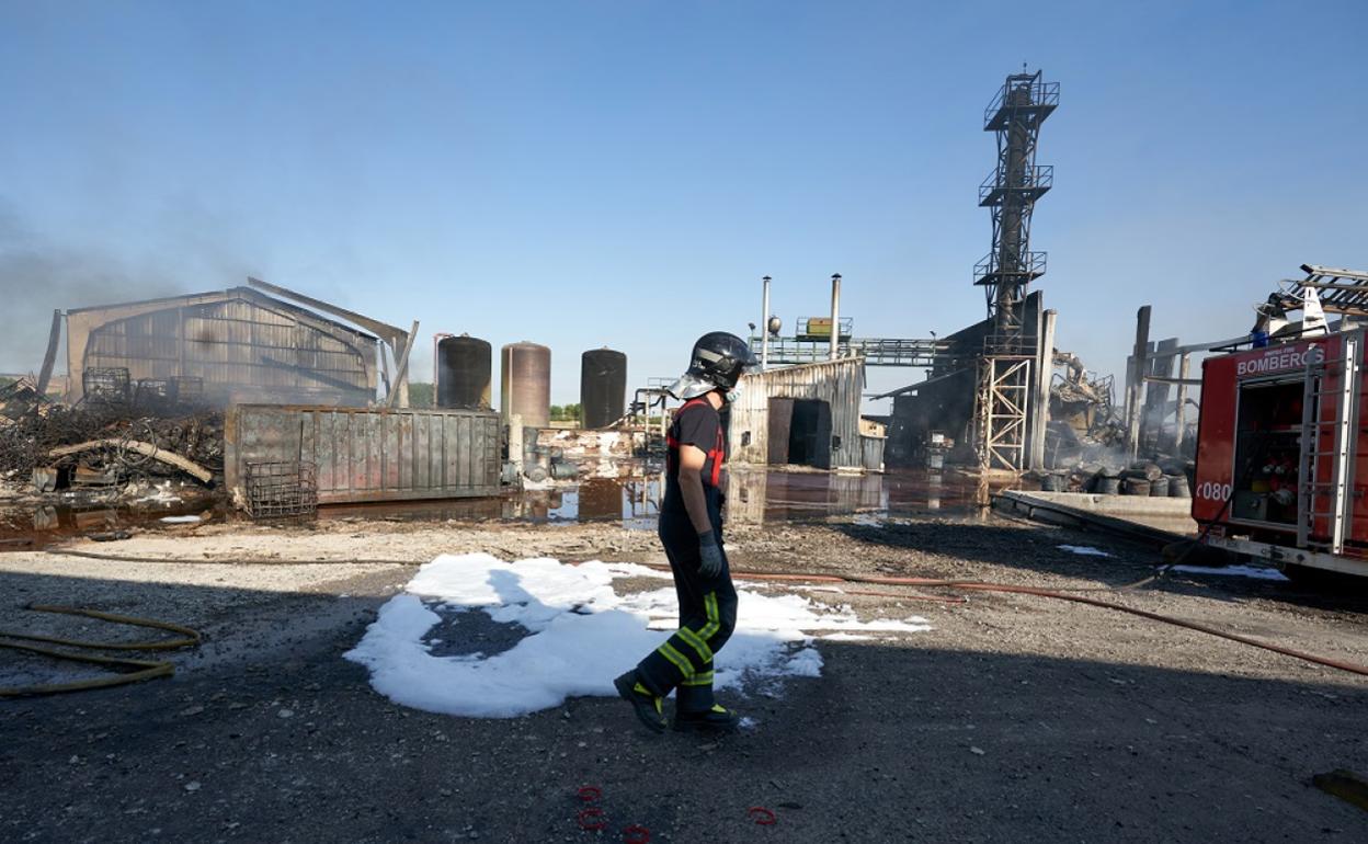 Bomberos trabajando en las labores de extinción del incendio declarado en la tarde de ayer en una nave de un gestor de residuos De San Pedro del Arroyo (Ávila) y que obligó a confinar y finalmente a desalojar a los 400 vecinos de la localidad durante la madrugada.