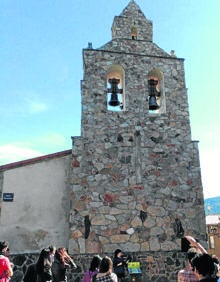 Imagen secundaria 2 - Arriba, Museo etnográfico, ubicado en la Plaza Mayor; Puente de la Yunta, donde confluyen el arroyo Agadón Chico y el río Agadón.y torre de la iglesia también cuenta con restos de huellas fósiles.