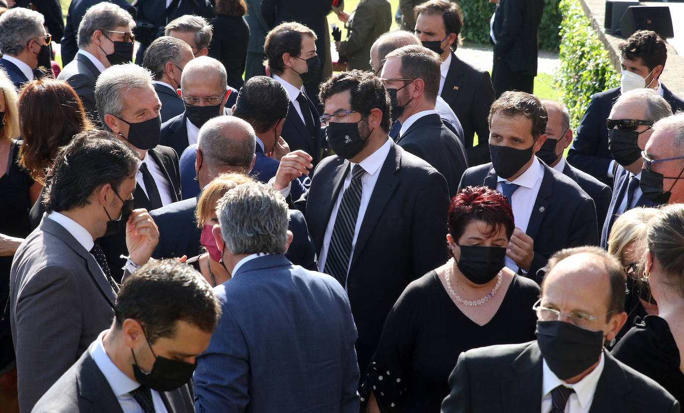 Asistentes al homenaje a los fallecidos por la pandemia celebrado en Segovia 