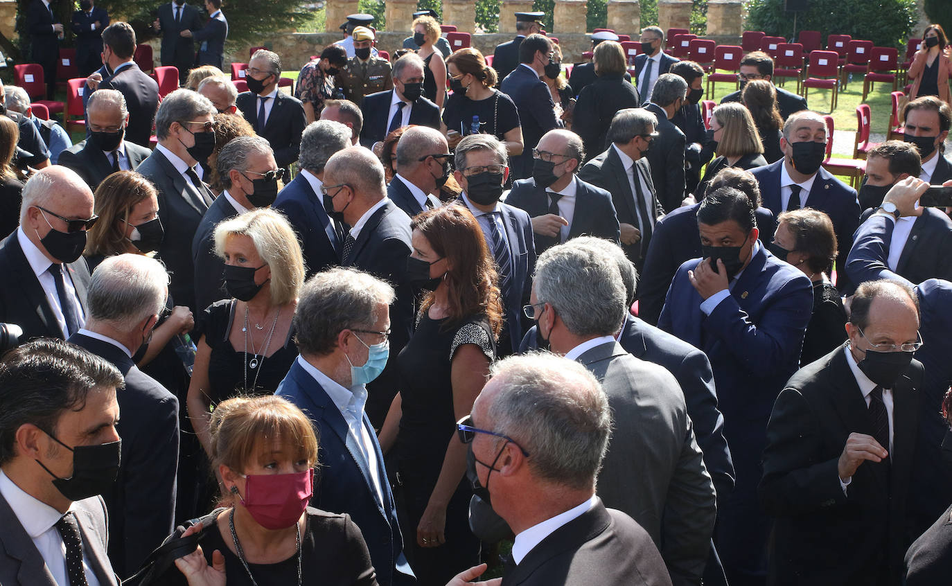 Asistentes al homenaje a los fallecidos por la pandemia celebrado en Segovia 