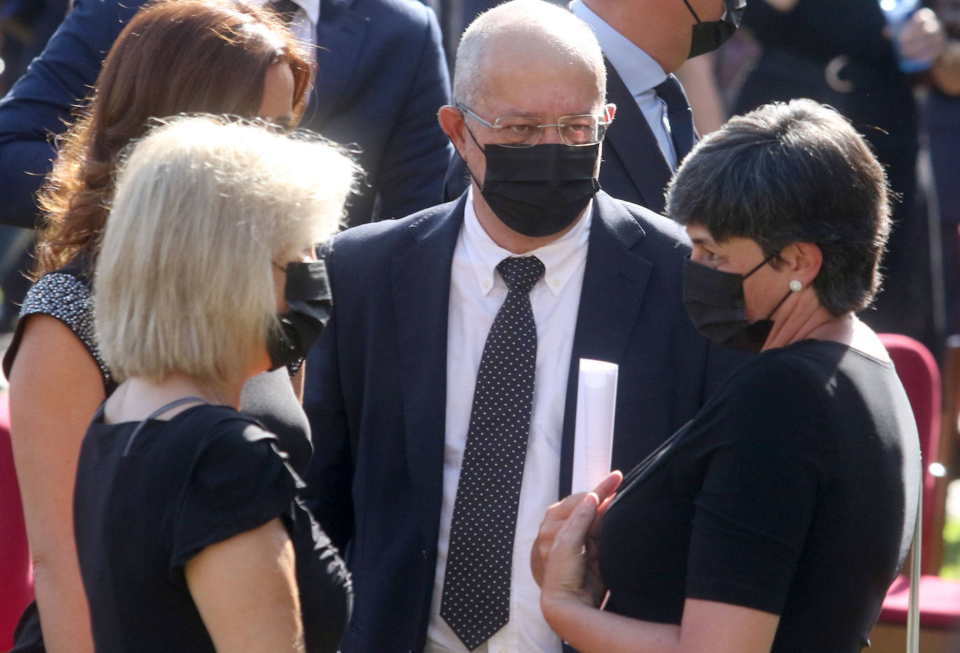 Asistentes al homenaje a los fallecidos por la pandemia celebrado en Segovia 