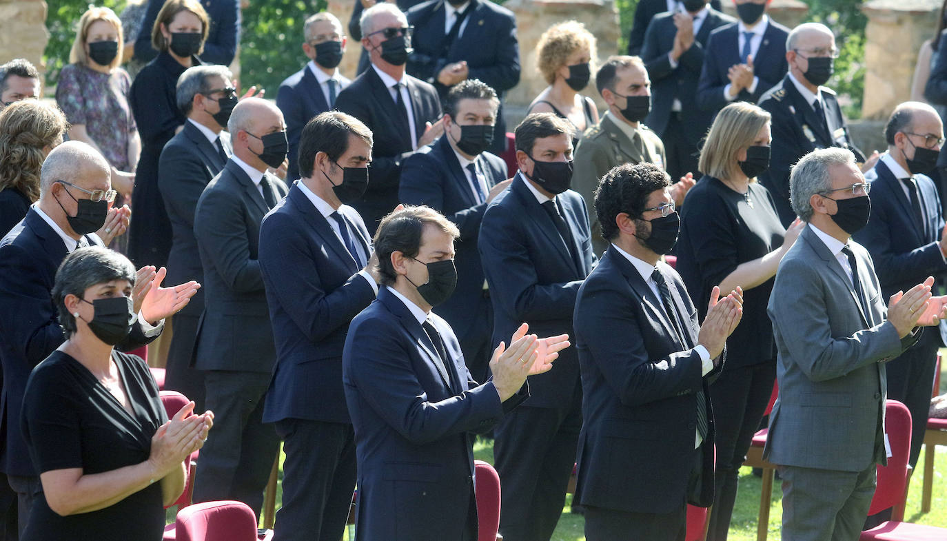 Asistentes al homenaje a los fallecidos por la pandemia celebrado en Segovia 