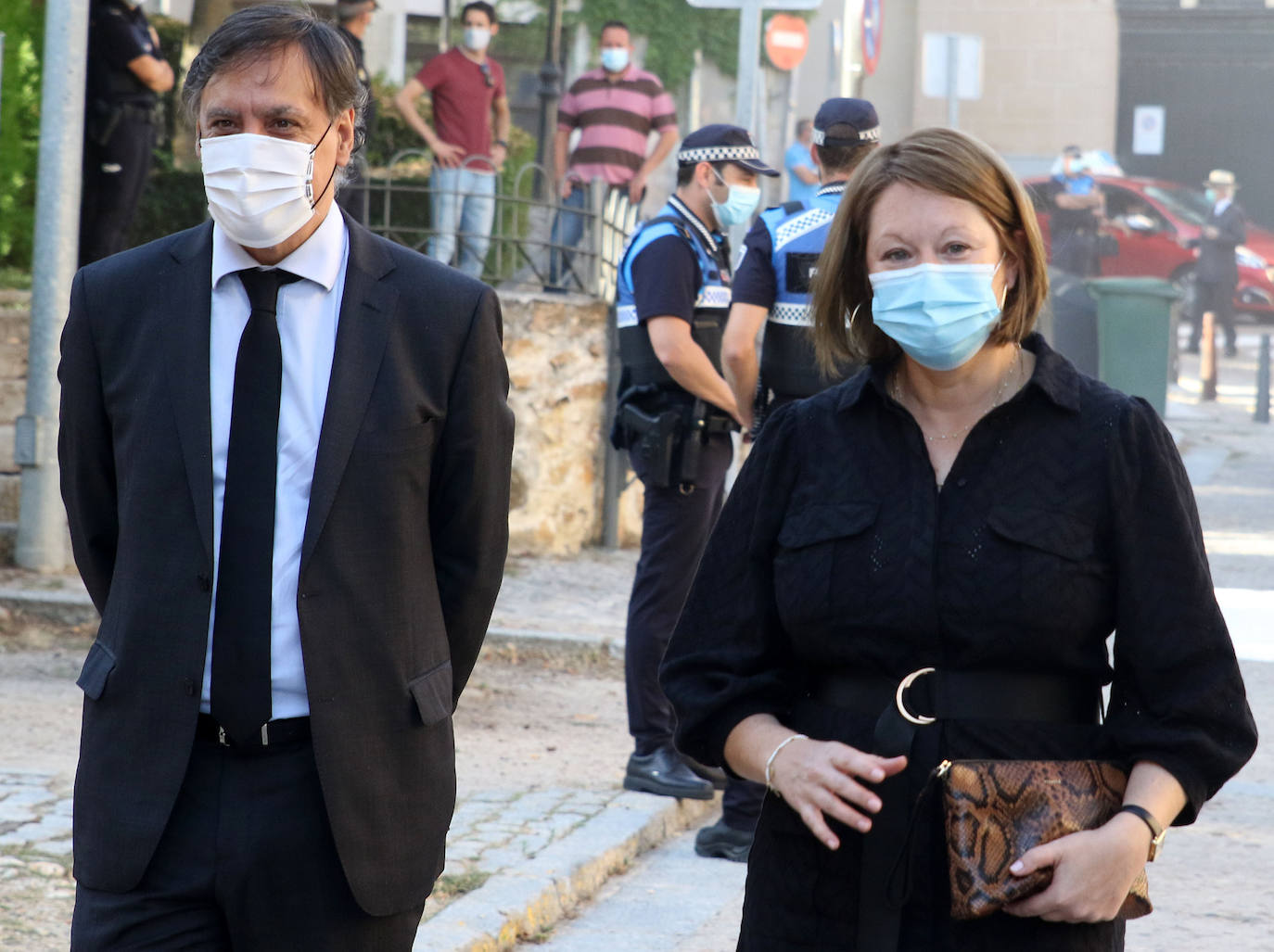 Asistentes al homenaje a los fallecidos por la pandemia celebrado en Segovia 