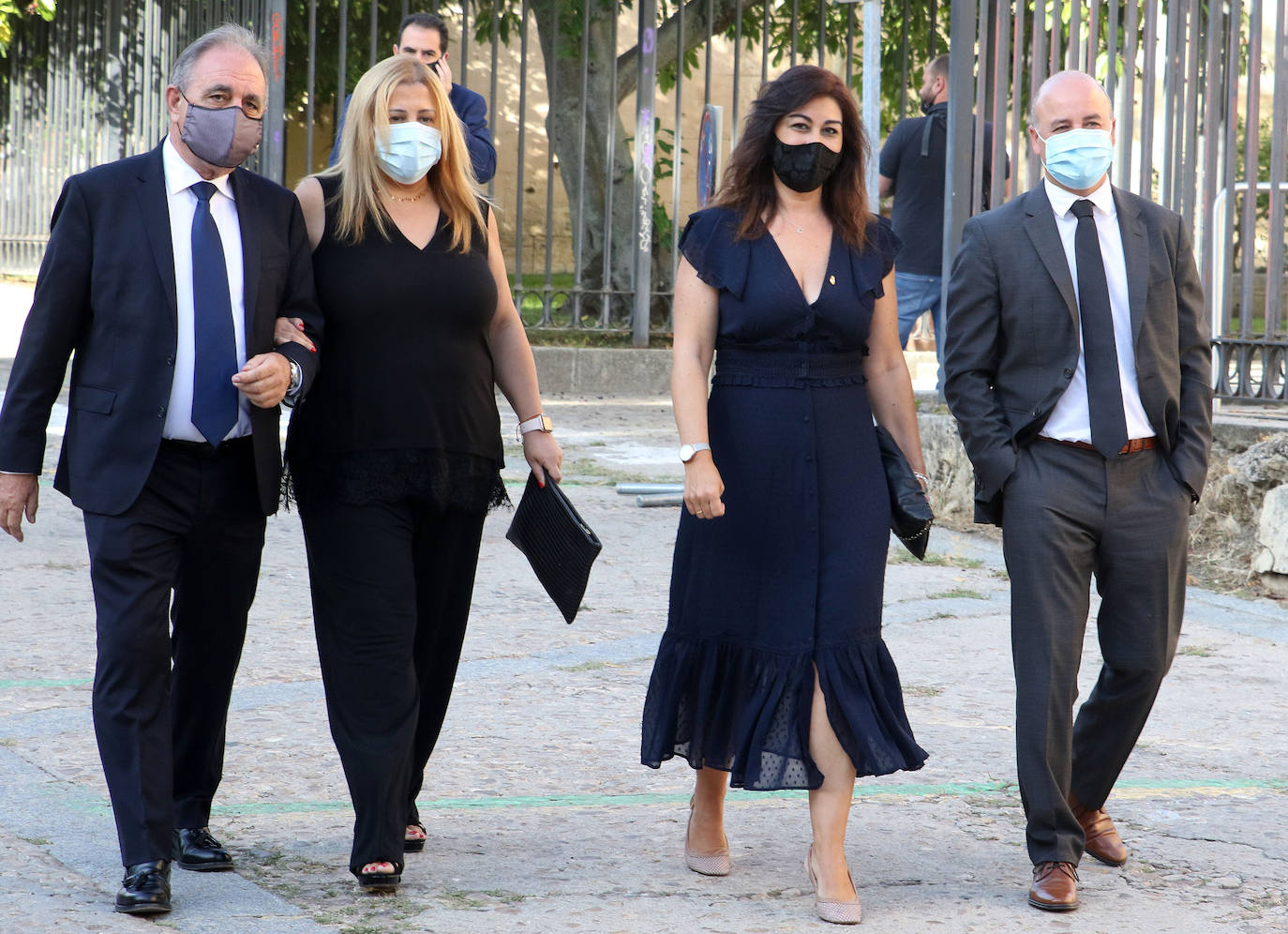 Asistentes al homenaje a los fallecidos por la pandemia celebrado en Segovia 