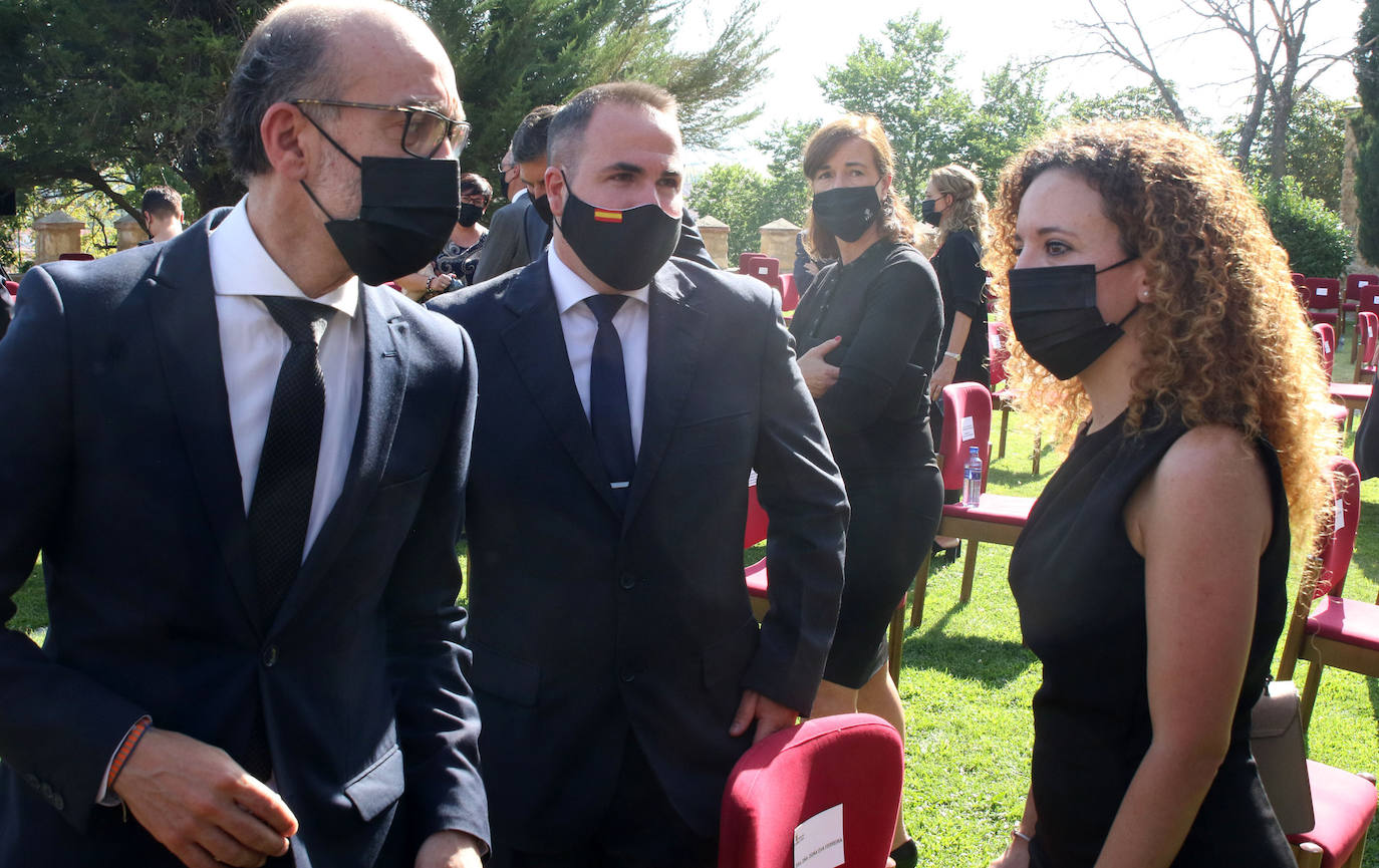 Asistentes al homenaje a los fallecidos por la pandemia celebrado en Segovia 