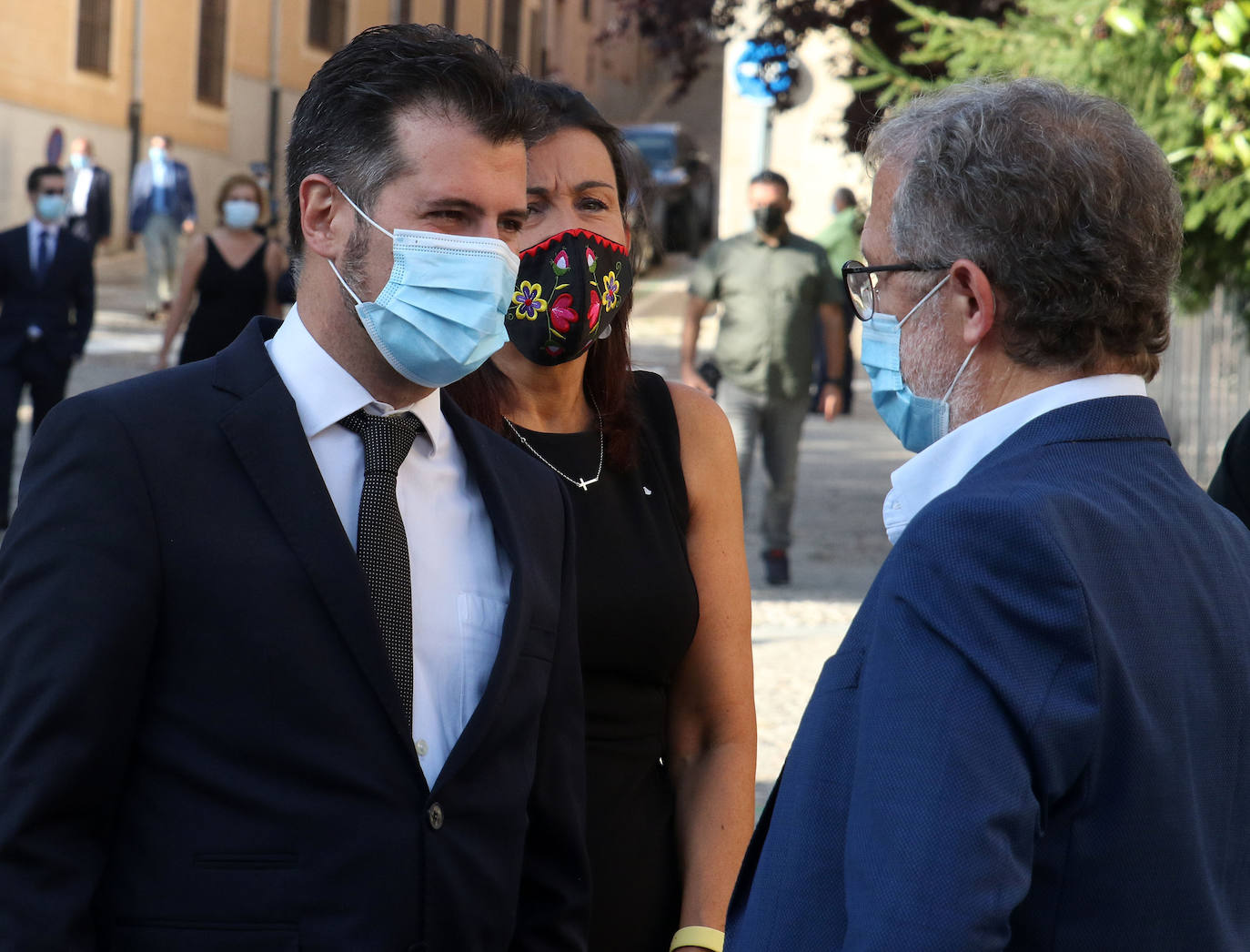 Asistentes al homenaje a los fallecidos por la pandemia celebrado en Segovia 