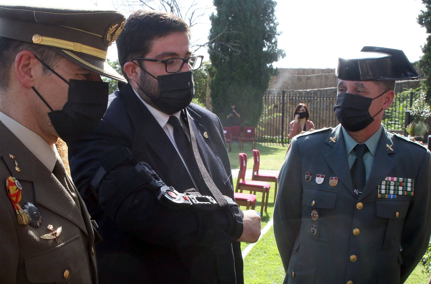 Asistentes al homenaje a los fallecidos por la pandemia celebrado en Segovia 