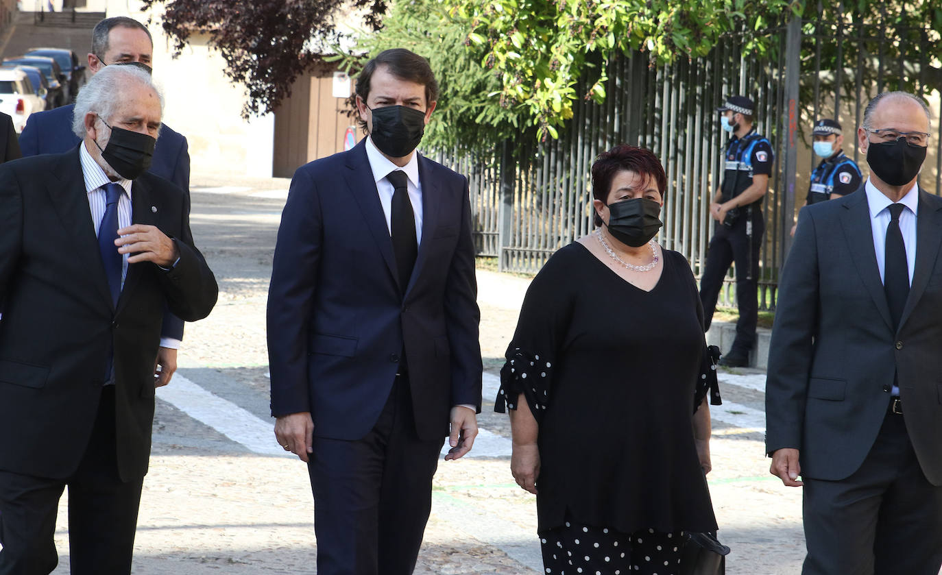 Asistentes al homenaje a los fallecidos por la pandemia celebrado en Segovia 