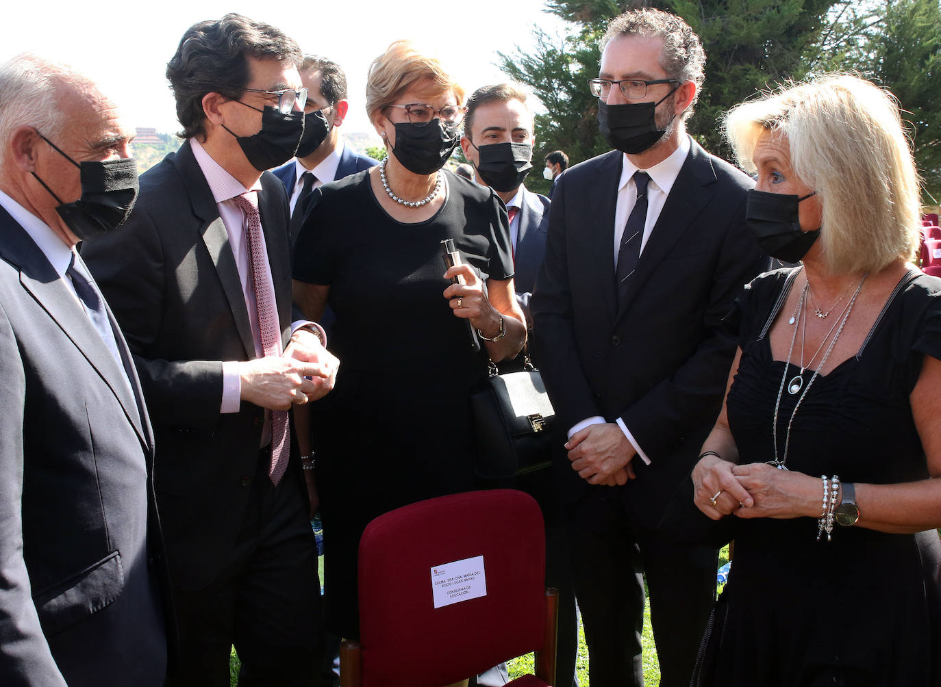 Asistentes al homenaje a los fallecidos por la pandemia celebrado en Segovia 