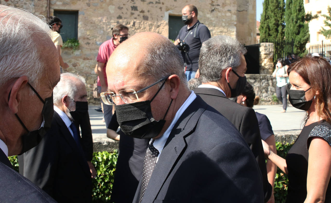 Asistentes al homenaje a los fallecidos por la pandemia celebrado en Segovia 