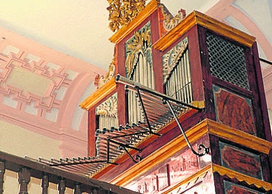 Imagen secundaria 1 - Arriba, panteones en el interior del castilla; órgano de la iglesia y torre mudéjar, que marca el perfil de la localidad 