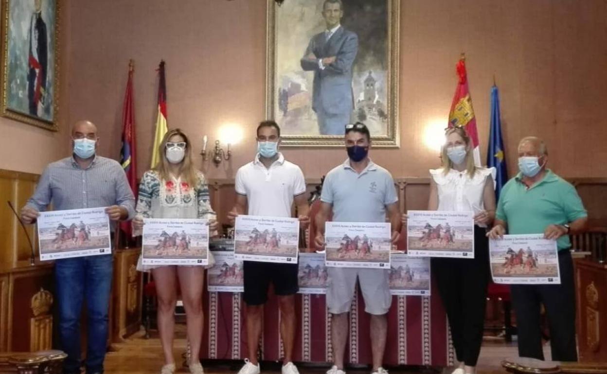 Representantes del Ayuntamiento y del Centro Ecustre durante la presentación. 