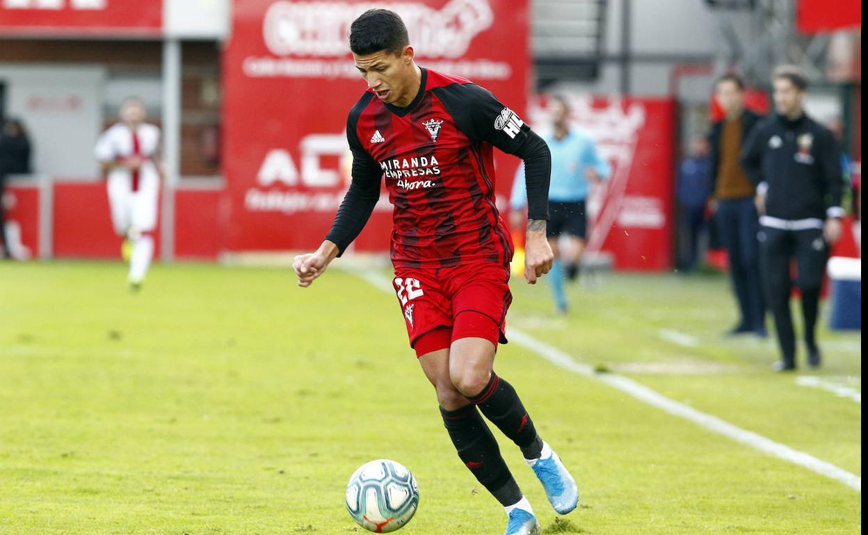 Marcos André controla el balón en la banda en el partido entre el Mirandés y el Huesca