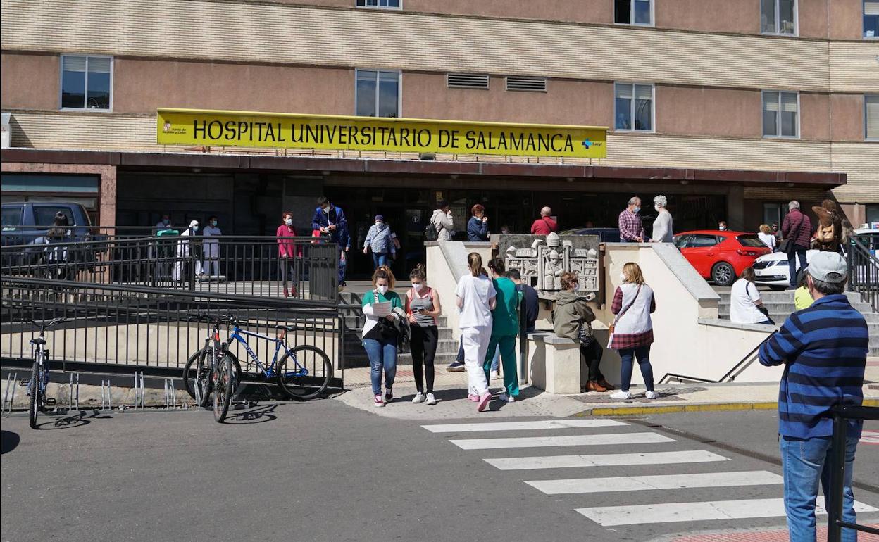 Usuarios y sanitarios en las puertas del Hospital Universitario. 