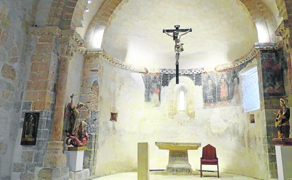 Interior de la iglesia de San Miguel, de 1081. 